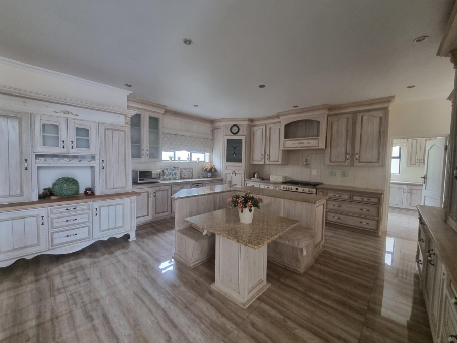 To Let 8 Bedroom Property for Rent in Xanadu North West